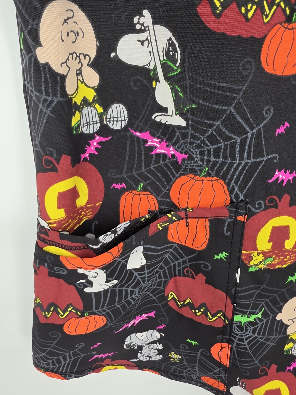 NWT Peanuts Halloween Snoopy Charlie Brown Scrub Medical Top V Neck S Pockets - Picture 7 of 10